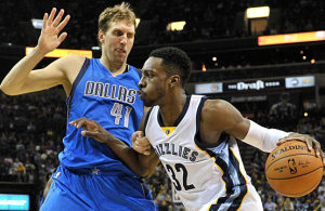 abwehrarbeit-dirk-nowitzki-setzte-im-spiel-der-mavericks-in-memphis-rechts-jeff-green-aber-auch-in-der-offensive-akzente-